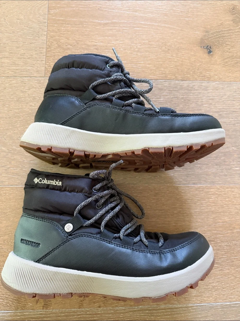 Columbia Slopeside Village Omni-Heat Mid Boot Black High-Top | 7.5
